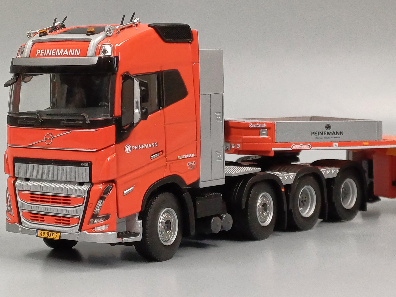 01-4591 - WSI - VOLVO FH5 GL  8X4 4achs mit 5achs Tieflader "Peinemann" FR